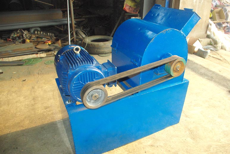 粉餅機(jī)，碎餅機(jī)，大餅打碎機(jī)，花生茶籽大豆餅粉碎機(jī)