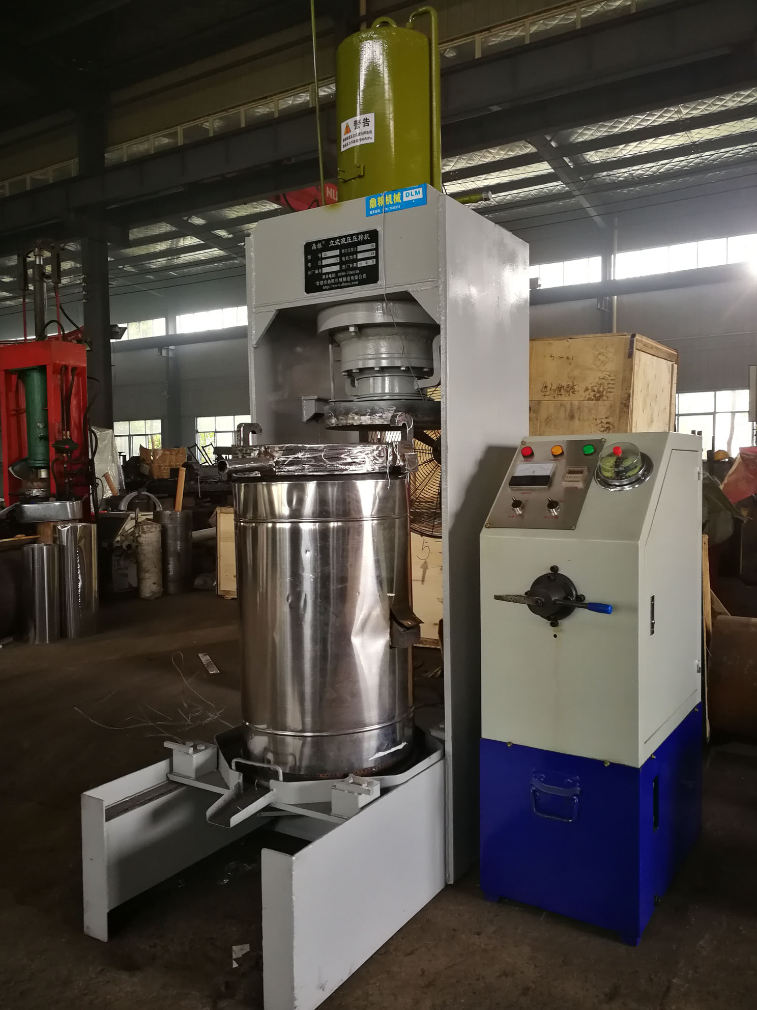 不銹鋼超高壓立式液壓壓榨機(jī)，果汁壓榨機(jī)，果渣壓榨機(jī)，藥材壓榨，油渣處理，白土壓榨